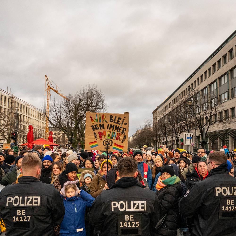 Wir sind die Brandmauer“: 160 Organisationen mobilisieren für Menschenkette  um Bundestag