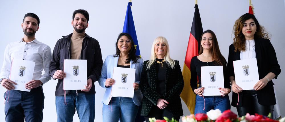 Iris Spranger (3.v.r, SPD), Berliner Senatorin für Inneres und Sport, besuchte die neue Einbürgerungsstelle in Berlin-Wedding.