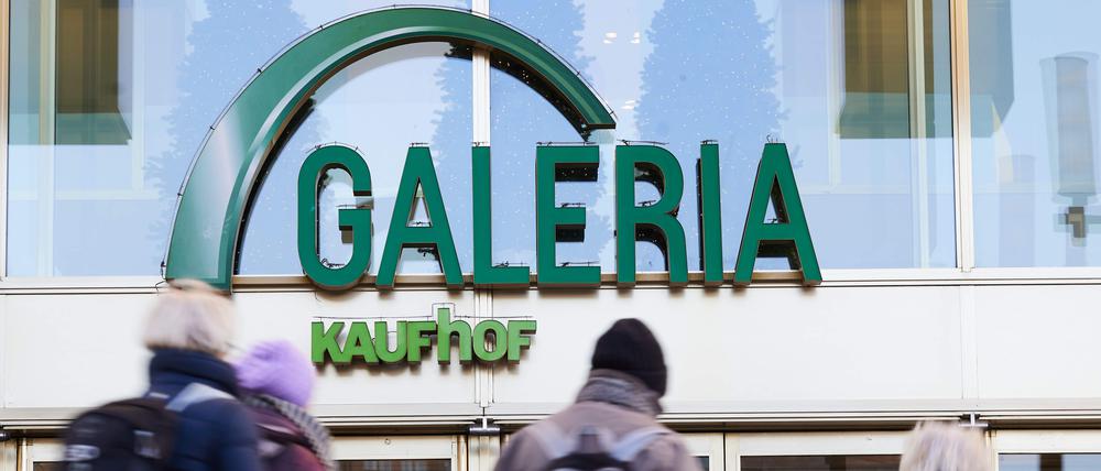 Mit der Pleite des österreichischen Unternehmers René Benko rutsche die Warenhauskette Galeria Karstadt Kaufhof in die dritte Insolvenz binnen drei Jahren.
