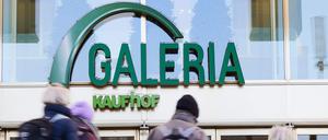 Mit der Pleite des österreichischen Unternehmers René Benko rutsche die Warenhauskette Galeria Karstadt Kaufhof in die dritte Insolvenz binnen drei Jahren.