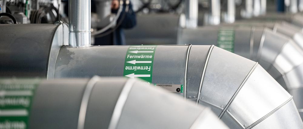 Ein Mitarbeiter des Energiekonzerns EnBW kontrolliert die Fernwärmeverteilerstation des Heizkraftwerk 3 Stuttgart-Gaisburg.