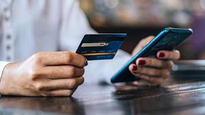 Auf den großen Online-Plattformen können betrügerische Unternehmen ungehindert Werbung machen