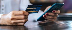 Auf den großen Online-Plattformen können betrügerische Unternehmen ungehindert Werbung machen