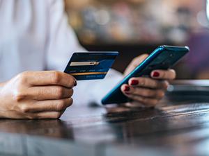 Auf den großen Online-Plattformen können betrügerische Unternehmen ungehindert Werbung machen