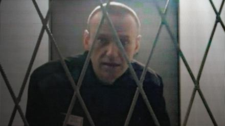 Alexej Nawalny, Oppositionspolitiker aus Russland, ist per Videolink aus der arktischen Strafkolonie, in der er eine 19-jährige Haftstrafe verbüßt, zu sehen, die vom russischen Bundesstrafvollzugsdienst während einer Anhörung vor dem Obersten Gerichtshof Russlands zur Verfügung gestellt wurde.