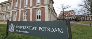 Studierende für Literaturwissenschaft werfen der Uni die Ausbeutung eines Juniorprofessors vor.
