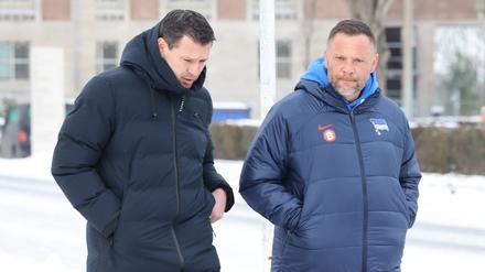 Schwerer Gang. Pal Dardai (rechts, mit Sportdirektor Benjamin Weber) musste am Mittwoch mit seiner Mannschaft auf den Trainingsplatz.