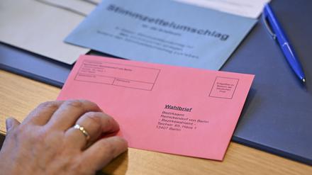 Briefwahlunterlagen werden zum Beginn der Briefwahl für die Teilwiederholung der Bundestagswahl in Berlin in der Briefwahlstelle im Bezirkswahlamt Reinickendorf zusammengestellt.
