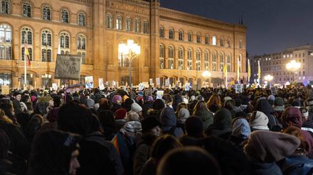 Aufnahmen im Rahmen der Demonstration Auf die Strasse Gegen Nazistische Deportationsplaene der AfD vor dem Roten Rathaus in Berlin, 17.01.2024. Berlin Deutschland *** Recordings in the context of the demonstration Auf die Strasse Gegen Nazistische Deportationsplaene of the AfD in front of the Rotes Rathaus in Berlin, 17 01 2024 Berlin Germany Copyright: xKiraxHofmannx