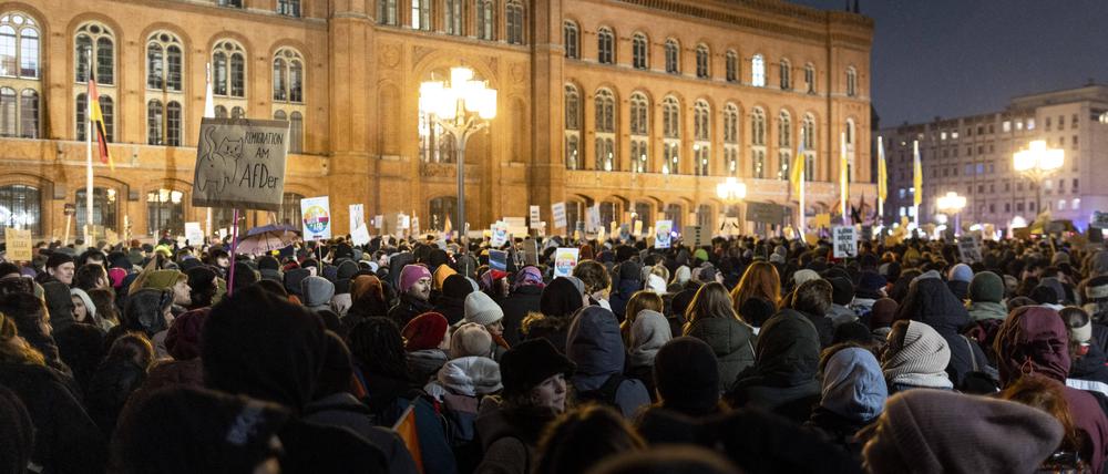 Aufnahmen im Rahmen der Demonstration Auf die Strasse Gegen Nazistische Deportationsplaene der AfD vor dem Roten Rathaus in Berlin, 17.01.2024. Berlin Deutschland *** Recordings in the context of the demonstration Auf die Strasse Gegen Nazistische Deportationsplaene of the AfD in front of the Rotes Rathaus in Berlin, 17 01 2024 Berlin Germany Copyright: xKiraxHofmannx