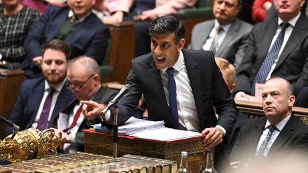Britischer Premier Rishi Sunak hat sein Gesetz gegen parteiinterne Widerstände durchgesetzt. 