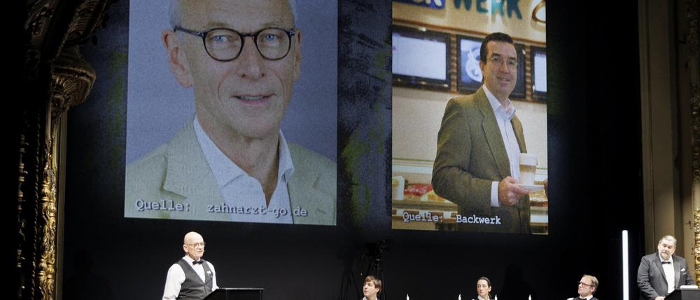 Die Schauspieler Veit Schubert (l-r), Max Gindorf, Constanze Becker, Oliver Kraushaar, Andreas Beck, spielen bei einer szenischen Lesung auf der Bühne des Berliner Ensemble weitere Details zu einem Treffen von AfD-Politikern, Rechtsextremisten und Unternehmer.