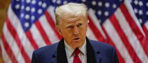 Der Richter im zweiten Verleumdungsprozess gegen Donald Trump in New York hat dem Ex-Präsidenten wegen zahlreicher Störungen mit dem Ausschluss aus dem Gerichtssaal gedroht.
