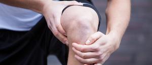 Bei Gelenksschmerzen setzen viele Menschen auf Salben mit dem Wirkstoff Diclofenac. Er kann allerdings Schaden anrichten, wenn er in den Wasserkreislauf gelangt.