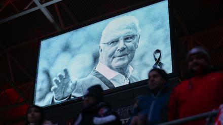 In verschiedenen Fußballstadien wurde am 17. Spieltag in Gedenken an den verstorbenen Franz Beckenbauer eine Schweigeminute abgehalten.