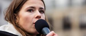 Luisa Neubauer am 14. Januar vor dem Brandenburger Tor auf einer Demo gegen rechts.