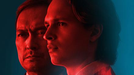Der junge Amerikaner Jake Adelstein (Ansel Elgort, rechts) schafft es als erster Ausländer, eine Stelle als Zeitungsreporter zu ergattern. Mithilfe des Chefermittlers Katagiri (Ken Watanabe) taucht er in eine Unterwelt aus Drogenhandel, Prostitution und Korruption ein.