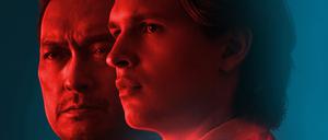 Der junge Amerikaner Jake Adelstein (Ansel Elgort, rechts) schafft es als erster Ausländer, eine Stelle als Zeitungsreporter zu ergattern. Mithilfe des Chefermittlers Katagiri (Ken Watanabe) taucht er in eine Unterwelt aus Drogenhandel, Prostitution und Korruption ein.