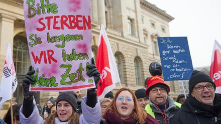 Streik von Beschäftigten des Jüdischen Krankenhauses für mehr Personal.