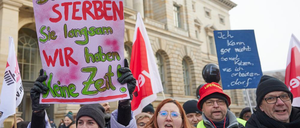 Streik von Beschäftigten des Jüdischen Krankenhauses für mehr Personal.