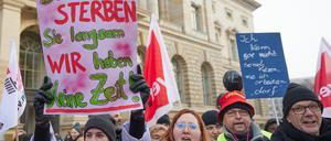 Streik von Beschäftigten des Jüdischen Krankenhauses für mehr Personal.