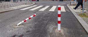 Umgefahrener Poller am Maybachufer im Berlin-Neukölln (Symbolbild)
