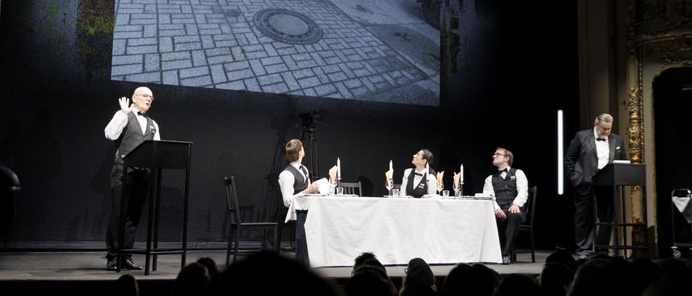 Die Schauspieler Veit Schubert (l.-r.), Max Gindorf, Constanze Becker, Oliver Kraushaar, Andreas Beck spielen bei einer szenischen Lesung auf der Bühne des Berliner Ensembles weitere Details zu einem Treffen von AfD-Politikern, Rechtsextremisten und Unternehmern.