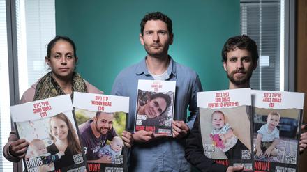 Ofri Bibas Levy (l.), Alon Roman-Gat (M.) und Eylon Keshet, ein Cousin von Ofri Bibas Levy und dem entführten Yarden Bibas: Die drei Angehörigen waren am Mittwoch in Berlin, um auf das Schicksal ihrer Familien aufmerksam zu machen.
