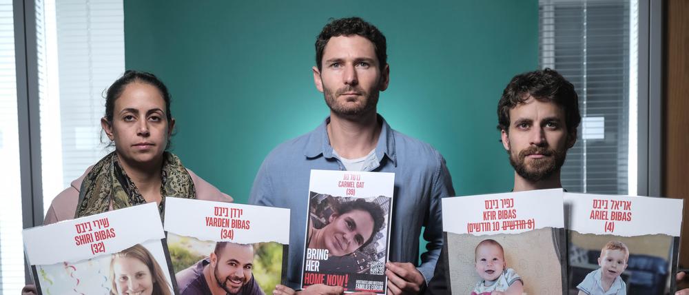 Ofri Bibas Levy (l.), Alon Roman-Gat (M.) und Eylon Keshet, ein Cousin von Ofri Bibas Levy und dem entführten Yarden Bibas: Die drei Angehörigen waren am Mittwoch in Berlin, um auf das Schicksal ihrer Familien aufmerksam zu machen.