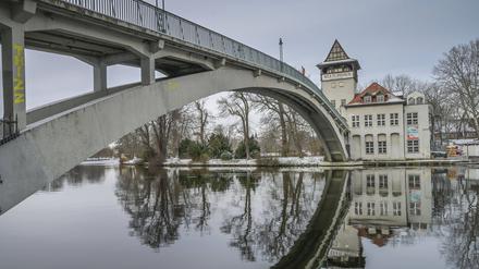 Kulturhaus auf der Insel der Jugend mit der Abteibrücke über die Spree am Treptower Park in Berlin.