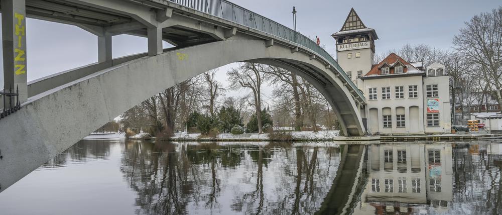 Kulturhaus auf der Insel der Jugend mit der Abteibrücke über die Spree am Treptower Park in Berlin.