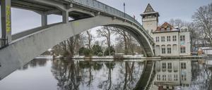 Kulturhaus auf der Insel der Jugend mit der Abteibrücke über die Spree am Treptower Park in Berlin.