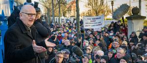 Dietmar Woidke, Ministerpräsident von Brandenburg, spricht zu protestierenden Landwirten