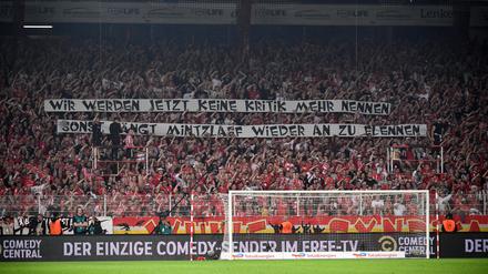 „Wir werden jetzt keine Kritik mehr nennen, sonst fängt Mintzlaff wieder an zu flennen“, schreiben Union-Fans auf ein Banner. 