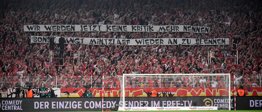 „Wir werden jetzt keine Kritik mehr nennen, sonst fängt Mintzlaff wieder an zu flennen“, schreiben Union-Fans auf ein Banner. 