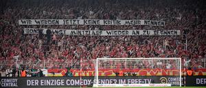 „Wir werden jetzt keine Kritik mehr nennen, sonst fängt Mintzlaff wieder an zu flennen“, schreiben Union-Fans auf ein Banner. 