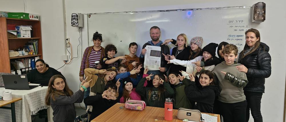 Shirly Perez, Tamar Weiß, Nickolai Todorov, Shani Burbidge-Malka mit Kindern der 6. Klasse/ Merhav-Grundschule, Sde Tsvi, Israel.