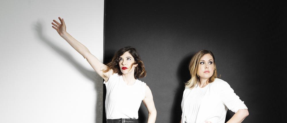 Im Juli 2019 verkündete Janet Weiss ihren Abschied von Sleater-Kinney, jener feministischen Vorzeigerockband, für die sie seit fast 25 Jahren getrommelt
hatte. Der Verlust traf Corin Tucker (Foto, rechts) und Carrie Brownstein (links), die singenden und Gitarre spielenden Köpfe des Trios, schwer. Fotos: Nikko Lamere