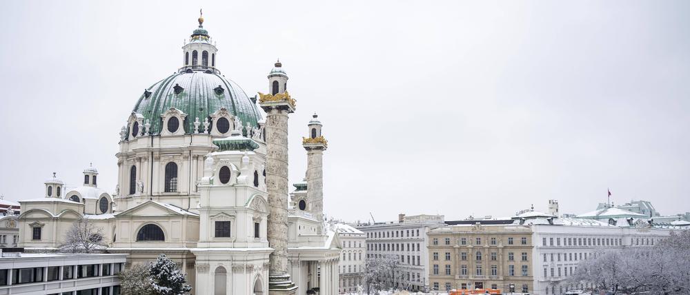 Blick von der Dachterrasse des neu wieder-eröffneten Wien Museum auf den verschneiten Karlsplatz.