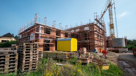 Ein Backsteinhaus ist eingerüstet, ein Kran steht im Hintergrund, doch dieses Bild ist inzwischen zu einer Seltenheit geworden. Die Zahl der Baugenehmigungen sind zuletzt um 17 Prozent gefallen – trotz eklatanten Wohnungsmangels.