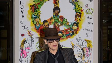 Udo Lindenberg steht im Bundesrat vor seinem Gemälde «Wir ziehen in den Frieden». 