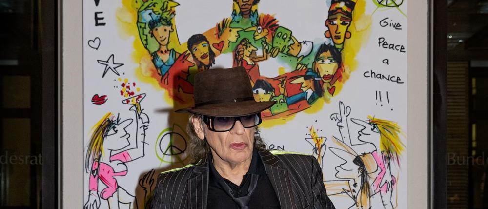 Udo Lindenberg steht im Bundesrat vor seinem Gemälde «Wir ziehen in den Frieden».