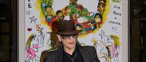 Udo Lindenberg steht im Bundesrat vor seinem Gemälde «Wir ziehen in den Frieden».