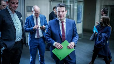 Hubertus Heil (SPD), Bundesminister für Arbeit und Soziales, vor dem Sitzungssaal bei der Bereinigungssitzung des Haushaltsausschusses des Bundestags. 
