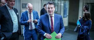 Hubertus Heil (SPD), Bundesminister für Arbeit und Soziales, vor dem Sitzungssaal bei der Bereinigungssitzung des Haushaltsausschusses des Bundestags. 