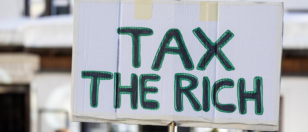 Auf einem Schild steht «Tax the richt».