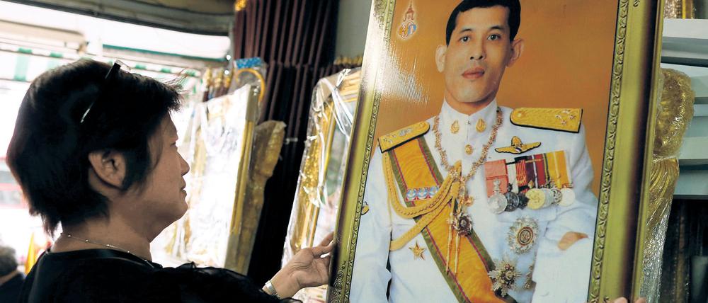 Beleidigungen von König Maha Vajiralongkorn und seiner Familie werden mit langjährigen Haftstrafen geahndet.
