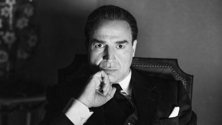 Alberto San Juan als Cristobal Balenciaga in der Disney+-Serie.