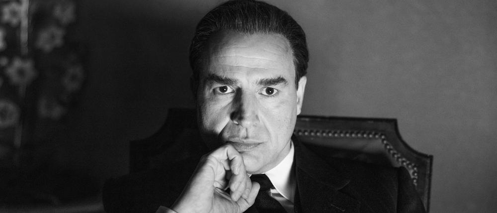 Alberto San Juan als Cristobal Balenciaga in der Disney+-Serie.