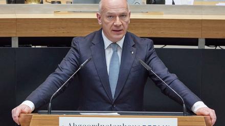 Kai Wegner (CDU), Regierender Bürgermeister, spricht bei einer Plenarsitzung im Berliner Abgeordnetenhaus. 